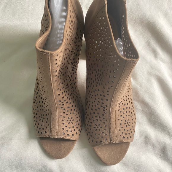 NWT Dressbarn kat cutout wedges pump (8) - Picture 3 of 13